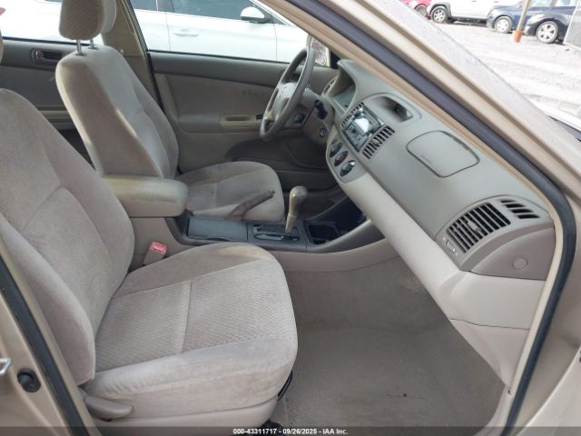 Toyota Camry Le Image 7