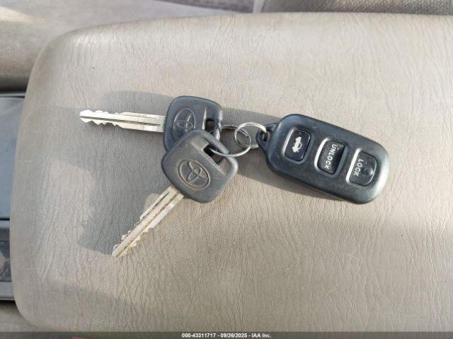 Toyota Camry Le Image 10