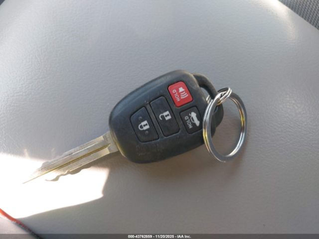 Toyota Camry Le Image 12