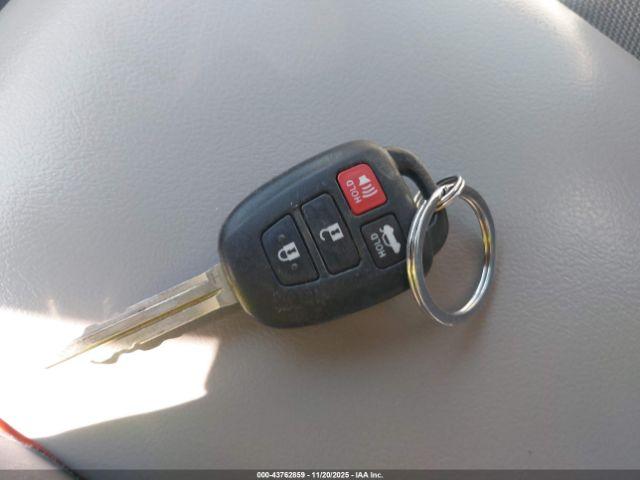 Toyota Camry Le Image 12