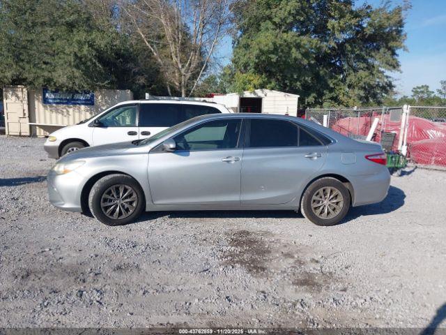 Toyota Camry Le Image 9