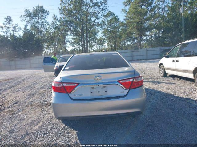 Toyota Camry Le Image 10