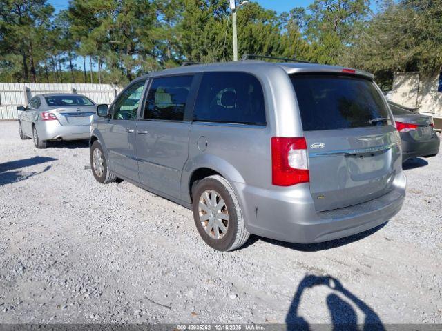 Chrysler Town & Country Touring Image 6