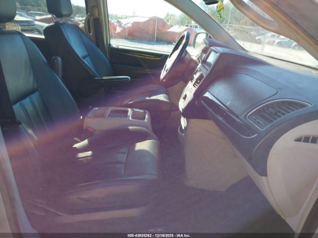 Chrysler Town & Country Touring Image 4