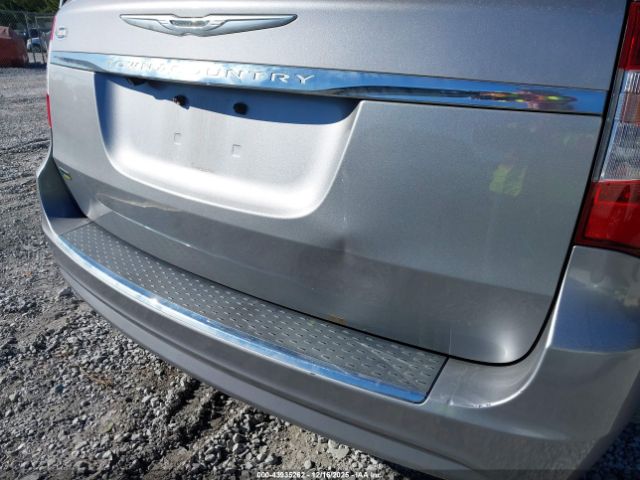 Chrysler Town & Country Touring Image 2