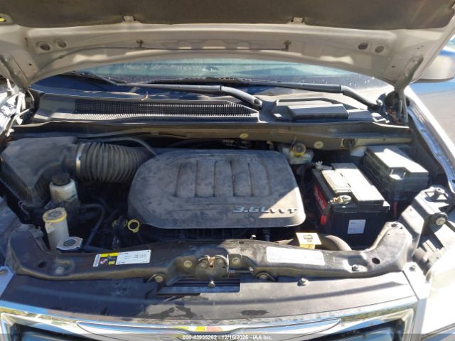 Chrysler Town & Country Touring Image 9