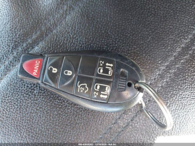 Chrysler Town & Country Touring Image 5