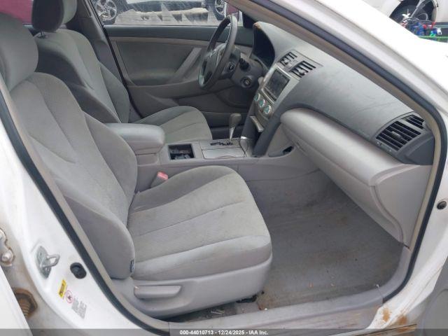 Toyota Camry Le Image 10