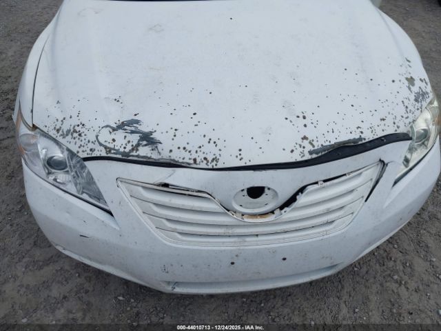 Toyota Camry Le Image 4