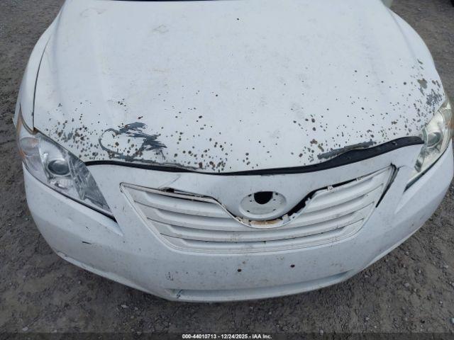 Toyota Camry Le Image 4