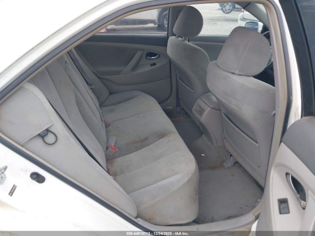 Toyota Camry Le Image 5