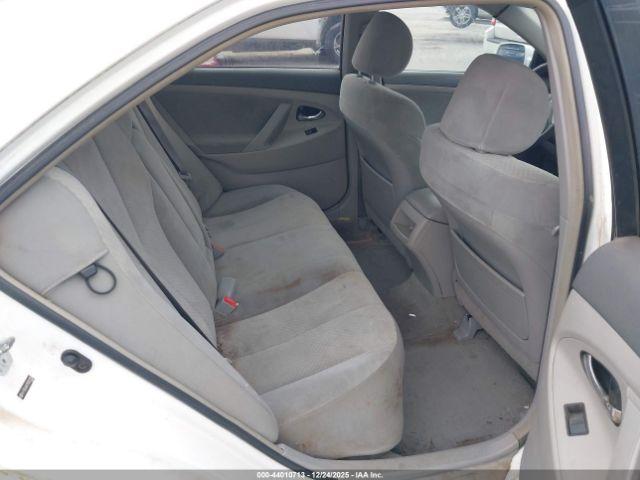 Toyota Camry Le Image 5