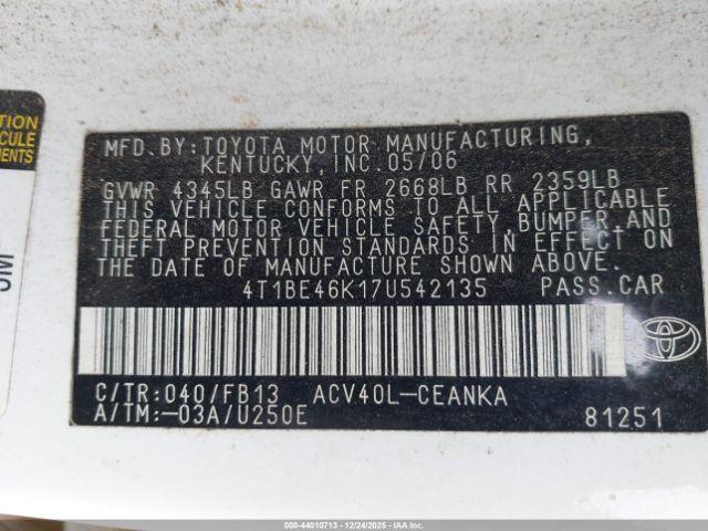 Toyota Camry Le Image 6