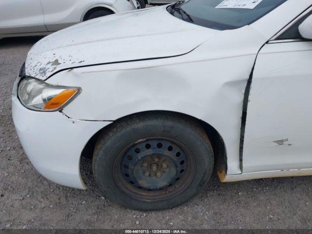 Toyota Camry Le Image 11