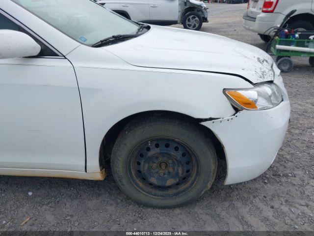 Toyota Camry Le Image 7