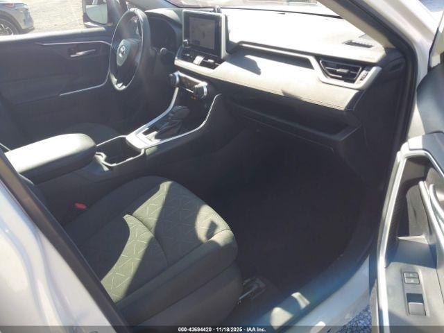 Toyota RAV4 Xle Image 12