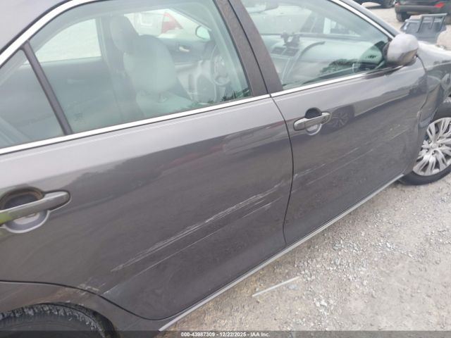 Toyota Camry Le Image 3