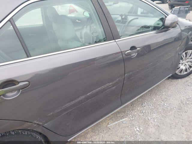 Toyota Camry Le Image 3