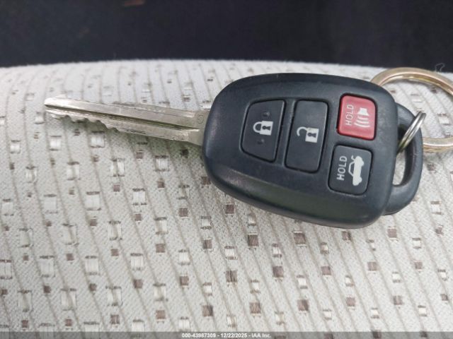 Toyota Camry Le Image 6