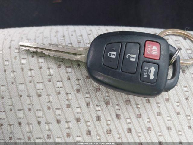 Toyota Camry Le Image 6