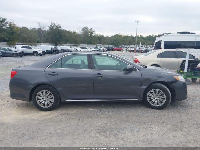 Toyota Camry Le Image 9