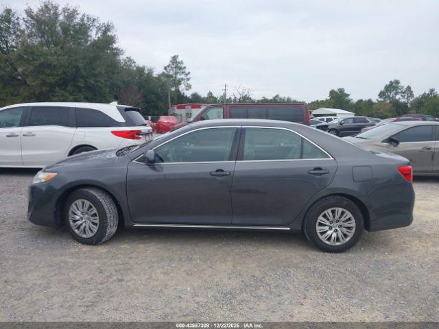 Toyota Camry Le Image 8