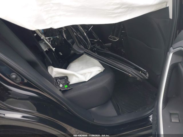 Toyota RAV4 Le Image 4