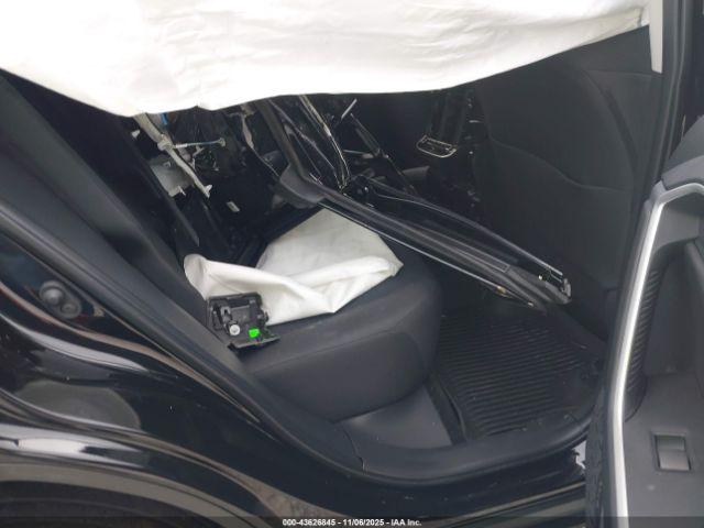 Toyota RAV4 Le Image 4