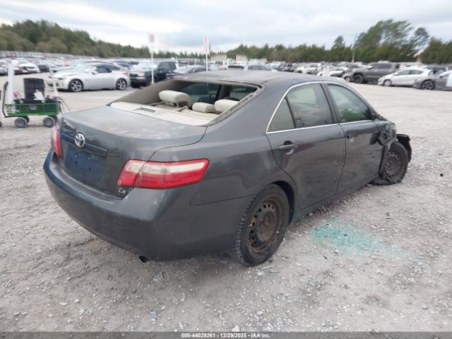 Toyota Camry Le Image 2