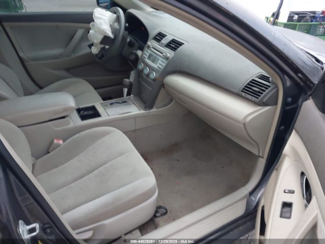 Toyota Camry Le Image 5