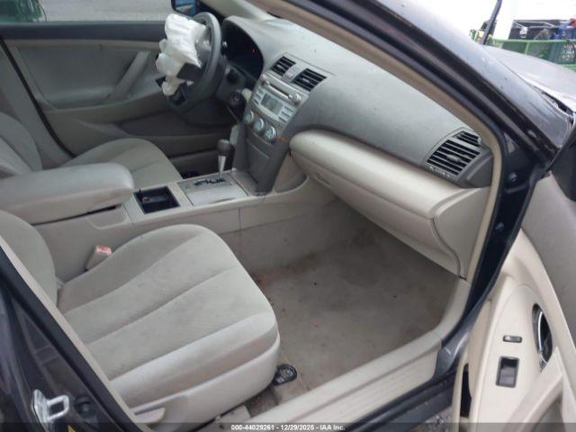 Toyota Camry Le Image 5