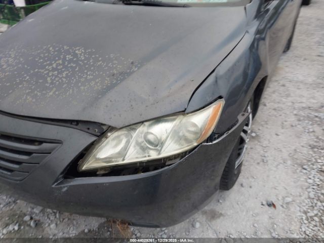 Toyota Camry Le Image 4