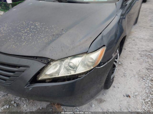 Toyota Camry Le Image 4