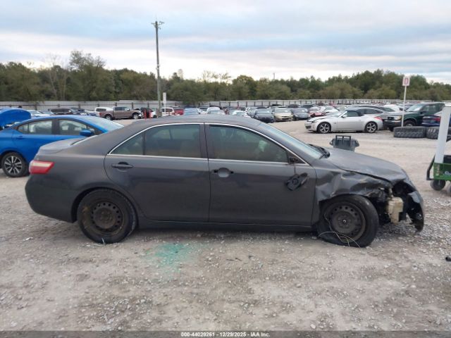 Toyota Camry Le Image 9