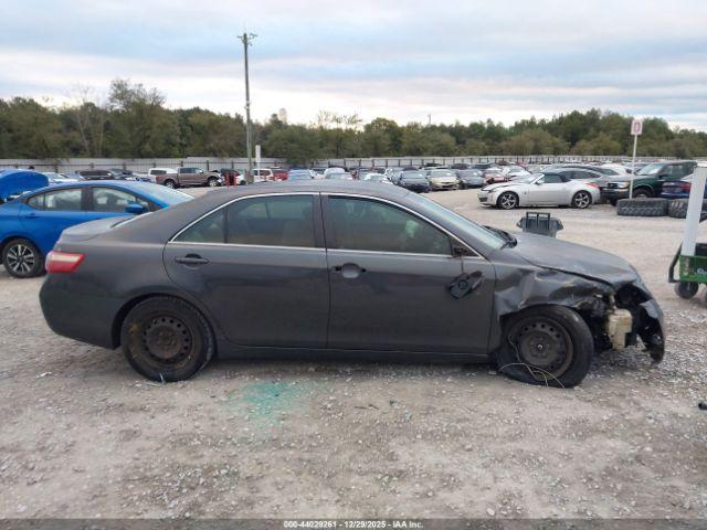 Toyota Camry Le Image 9