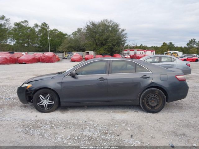 Toyota Camry Le Image 7