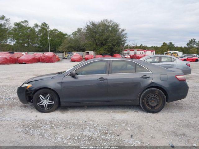 Toyota Camry Le Image 7